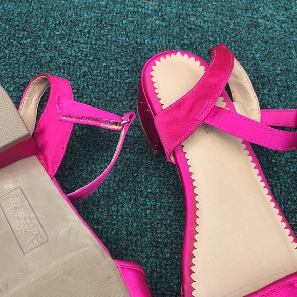American Eagle Electric pink sandals with ruffles - Picture 7 of 8